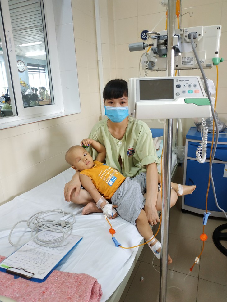 Xót xa bé trai 2 tuổi đôi mắt mất dần ánh sáng vì ung thư - Ảnh 3.