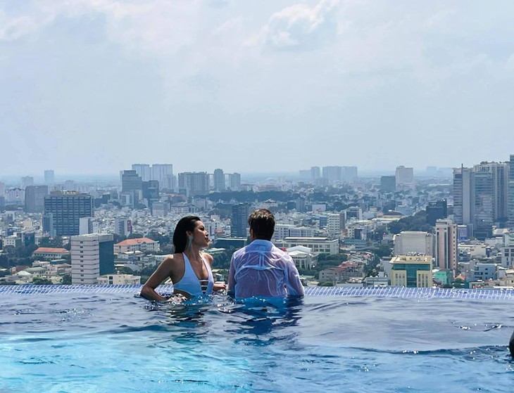Ca sĩ Đàm Vĩnh Hưng sắp đi Mỹ diễn, hẹn hò với siêu mẫu Minh Tú? - Ảnh 3.