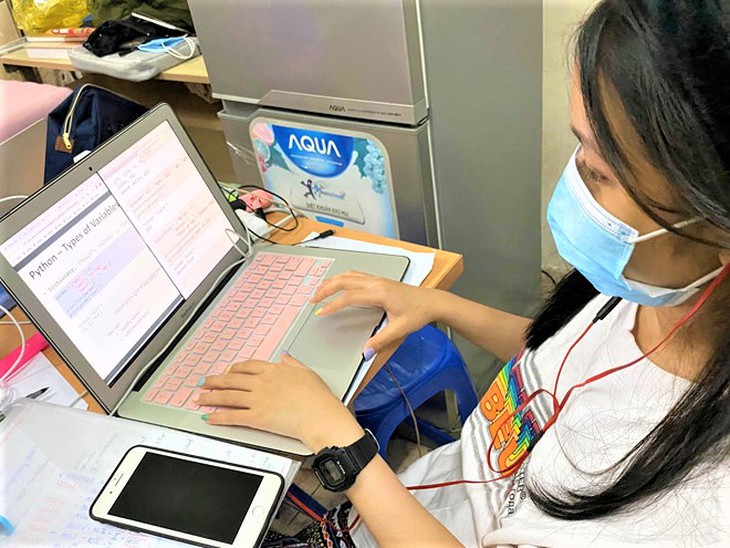 Sinh viên bị rối loạn giấc ngủ, thiếu định hướng trong học tập và cuộc sống khi học trực tuyến - Ảnh 2. Sinh viên bị rối loạn giấc ngủ, thiếu định hướng trong học tập và cuộc sống khi học trực tuyến - Ảnh 2.