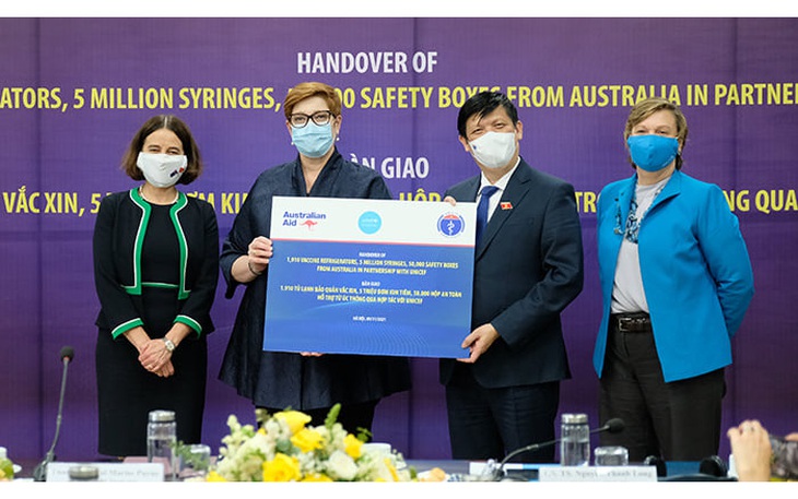 Bộ trưởng Bộ Y tế tiếp nhận hỗ trợ thiết bị, vật tư phục vụ tiêm chủng vaccine phòng COVID-19