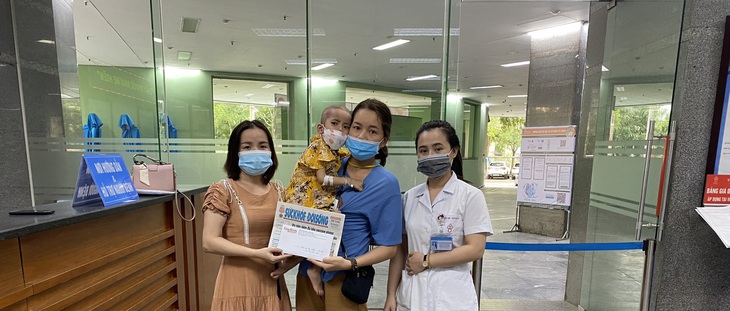 Sức khỏe của bé Kiều ung thư máu ngày càng yếu - Ảnh 1.