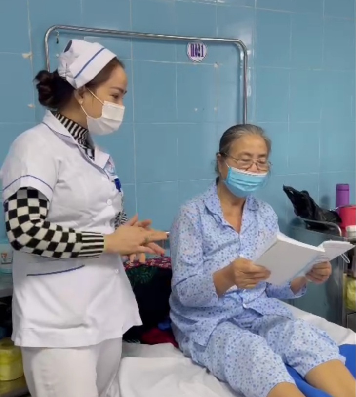 Bệnh nhân tại Quảng Bình hát hò khoan Lệ Thủy tặng cán bộ y tế cứu chữa, chăm sóc mình - Ảnh 2.