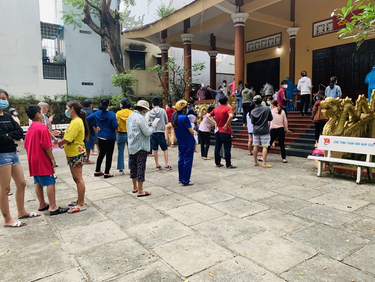 TP HCM: Trạm y tế phường căng mình hoạt động khi mỗi ngày thêm hàng trăm ca F0 mới. - Ảnh 3. TP HCM: Trạm y tế phường căng mình hoạt động khi mỗi ngày thêm hàng trăm ca F0 mới. - Ảnh 3.
