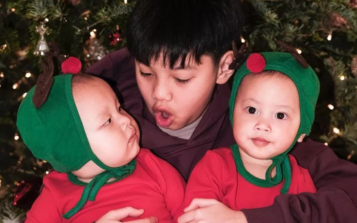 Lisa, Leon - con nhà Hồ Ngọc Hà diện đồ đậm chất Noel