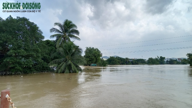 Mưa lũ làm trôi sà lan húc đứt đường ống nước ở Khánh Hòa - Ảnh 2.