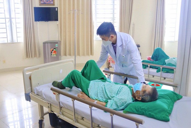 Phẫu thuật thành công cho cụ bà 96 tuổi gãy liên mấu chuyển xương đùi phức tạp - Ảnh 1.