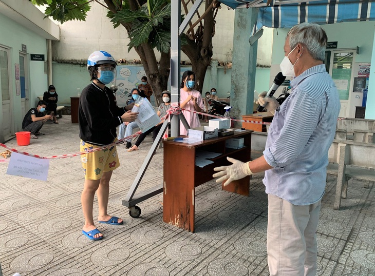 TP HCM: Trạm y tế phường căng mình hoạt động khi mỗi ngày thêm hàng trăm ca F0 mới. - Ảnh 2. TP HCM: Trạm y tế phường căng mình hoạt động khi mỗi ngày thêm hàng trăm ca F0 mới. - Ảnh 2.