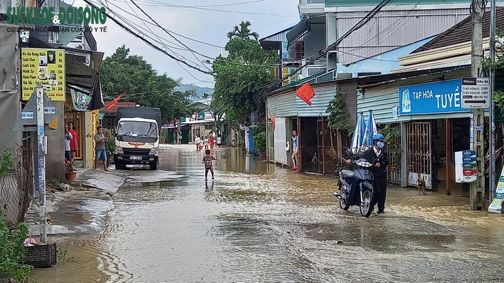 Mưa lũ làm trôi sà lan húc đứt đường ống nước ở Khánh Hòa - Ảnh 7.