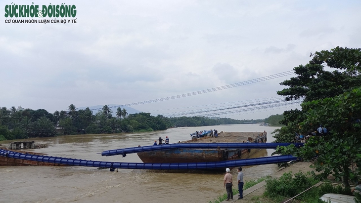 Mưa lũ làm trôi sà lan húc đứt đường ống nước ở Khánh Hòa - Ảnh 4.