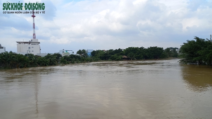 Mưa lũ làm trôi sà lan húc đứt đường ống nước ở Khánh Hòa - Ảnh 3.
