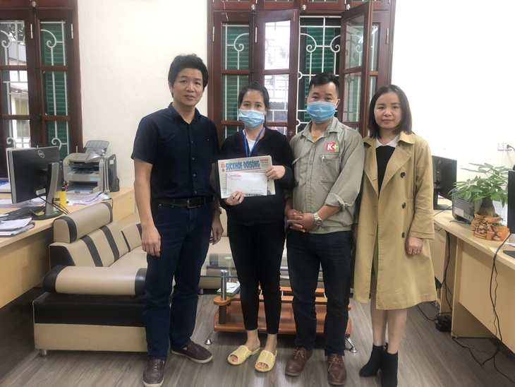 Gia đình có con trai bị ung thư, con gái bị bệnh tim nhận hơn 27 triệu đồng ủng hộ từ bạn đọc SK&ĐS - Ảnh 2. Gia đình có con trai bị ung thư, con gái bị bệnh tim nhận hơn 27 triệu đồng ủng hộ từ bạn đọc SK&ĐS - Ảnh 2.