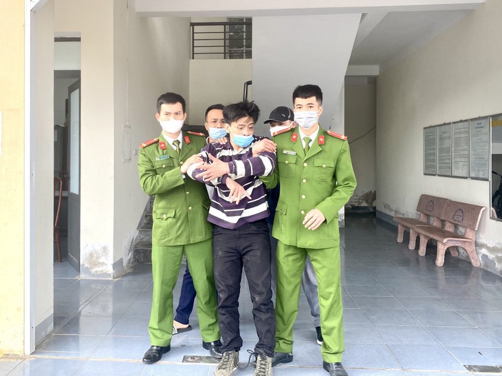 Bắt đối tượng "ngáo đá" lái xe ô tô lạng lách, đánh võng - Ảnh 2. Bắt đối tượng "ngáo đá" lái xe ô tô lạng lách, đánh võng - Ảnh 2.