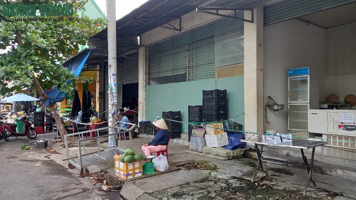 Không chủ quan phòng dịch COVID-19 ở các chợ ở Khánh Hòa - Ảnh 4.