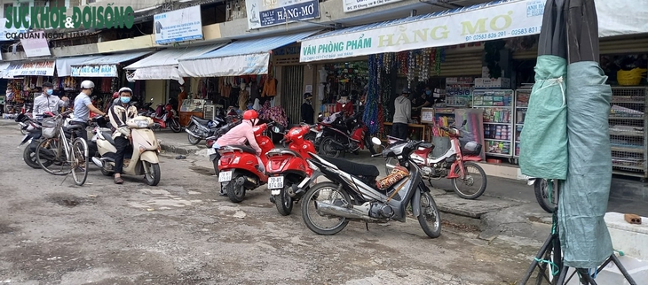 Không chủ quan phòng dịch COVID-19 ở các chợ ở Khánh Hòa - Ảnh 7.