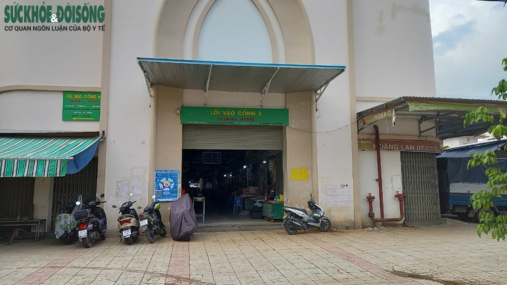 Không chủ quan phòng dịch COVID-19 ở các chợ ở Khánh Hòa - Ảnh 8.