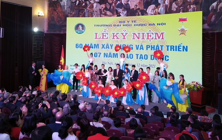 Đại học Dược Hà Nội tổ chức Lễ kỷ niệm 60 năm xây dựng, phát triển và 107 năm đào tạo dược - Ảnh 3. Đại học Dược Hà Nội tổ chức Lễ kỷ niệm 60 năm xây dựng, phát triển và 107 năm đào tạo dược - Ảnh 3.