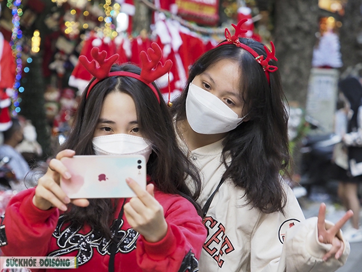 Giới trẻ check-in cùng cây thông Noel mùa COVID - Ảnh 2.