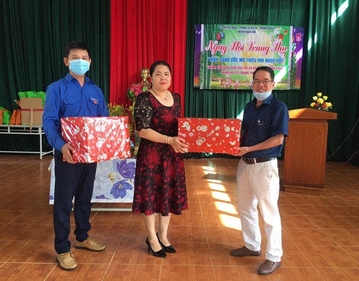 Huyện Ngọc Hồi trao tặng quà cho trẻ em khuyết tật, trẻ có hoàn cảnh khó khăn dịp Tết Trung thu 2021 - Ảnh 1.