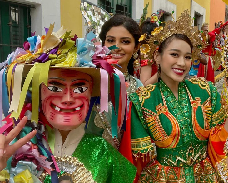 Hoa hậu Đỗ Thị Hà nói gì khi mặc áo dài lấy cảm hứng từ rau má tại Miss World 2021? - Ảnh 3. Hoa hậu Đỗ Thị Hà nói gì khi mặc áo dài lấy cảm hứng từ rau má tại Miss World 2021? - Ảnh 3.