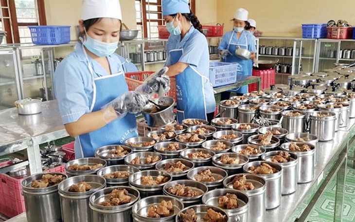 Phòng, chống lây nhiễm COVID-19 tại khu vực chế biến thực phẩm, kinh doanh, dịch vụ ăn uống thế nào? - Ảnh 1. Phòng, chống lây nhiễm COVID-19 tại khu vực chế biến thực phẩm, kinh doanh, dịch vụ ăn uống thế nào? - Ảnh 1.