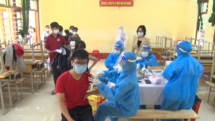 Hà Nam: TP Phủ Lý vượt mốc 800 F0, tổ chức tiêm vaccine phòng COVID-19 mũi 2 cho trẻ từ 12- 17 tuổi - Ảnh 4. Hà Nam: TP Phủ Lý vượt mốc 800 F0, tổ chức tiêm vaccine phòng COVID-19 mũi 2 cho trẻ từ 12- 17 tuổi - Ảnh 4.