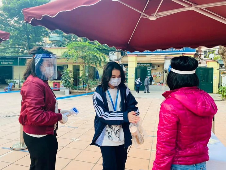 Số ca mắc tăng cao, một quận của Hà Nội cho học sinh dừng đến trường - Ảnh 2.