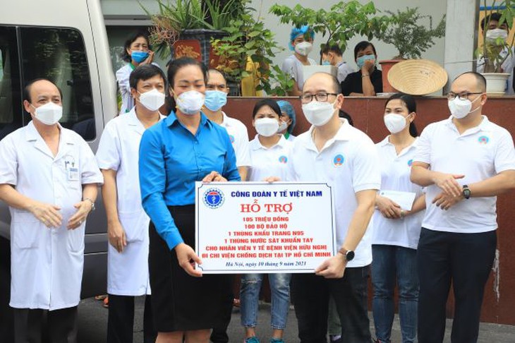Công đoàn Y tế Việt Nam sát cánh cùng lực lượng tuyến đầu chống dịch - Ảnh 1.