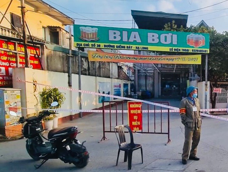 Quảng Ninh: Phong tỏa 2 khu phố, đóng của một chợ, học sinh 3 trường tạm dừng đến trường - Ảnh 1.