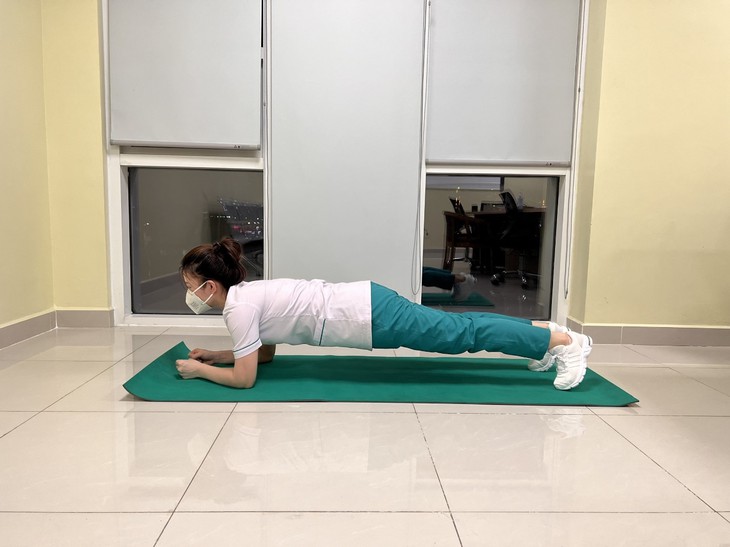 10 bài tập thể dục cho người đang tự cách ly tại nhà mùa dịch COVID-19 - Ảnh 2.