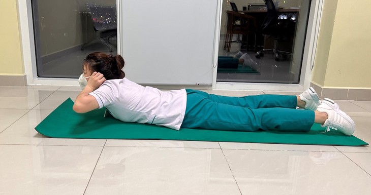 10 bài tập thể dục cho người đang tự cách ly tại nhà mùa dịch COVID-19 - Ảnh 3.