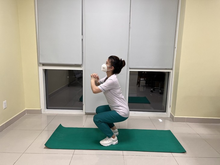 10 bài tập thể dục cho người đang tự cách ly tại nhà mùa dịch COVID-19 - Ảnh 4.