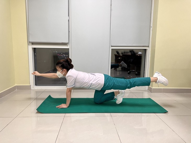 10 bài tập thể dục cho người đang tự cách ly tại nhà mùa dịch COVID-19 - Ảnh 5.