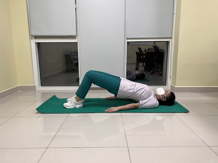 10 bài tập thể dục cho người đang tự cách ly tại nhà mùa dịch COVID-19 - Ảnh 6.