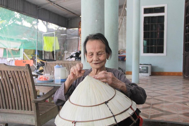 Hơn 90 tuổi, cụ bà miệt mài "giữ lửa" nghề nón lá - Ảnh 1.