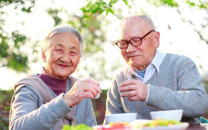 Người cao tuổi muốn sống thọ, khỏe mạnh hãy áp dụng ngay chế độ ăn này - Ảnh 1. Người cao tuổi muốn sống thọ, khỏe mạnh hãy áp dụng ngay chế độ ăn này - Ảnh 1.
