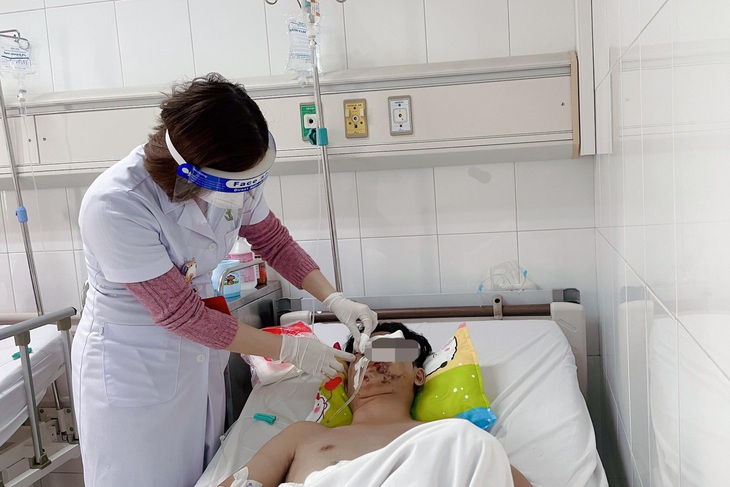 Cảnh báo: Pháo tự chế phát nổ, nam thanh niên 19 tuổi phải cấp cứu khẩn vì hỏng một bên mắt, nát hai tay - Ảnh 1. Cảnh báo: Pháo tự chế phát nổ, nam thanh niên 19 tuổi phải cấp cứu khẩn vì hỏng một bên mắt, nát hai tay - Ảnh 1.