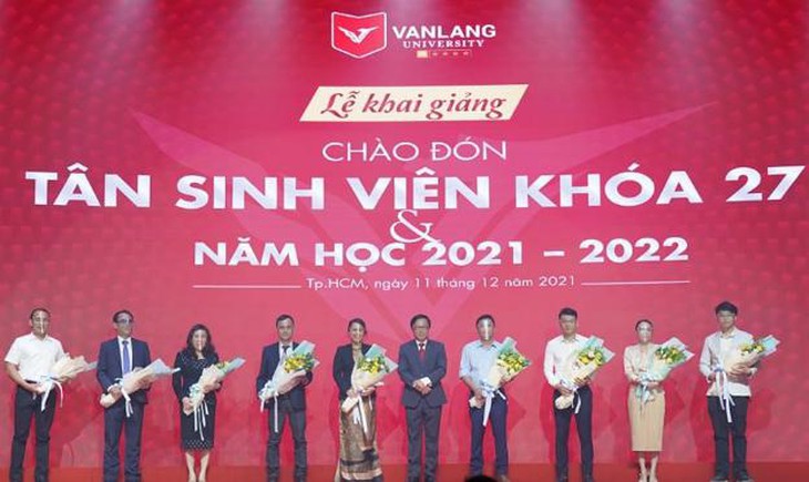 photo-1639456760422