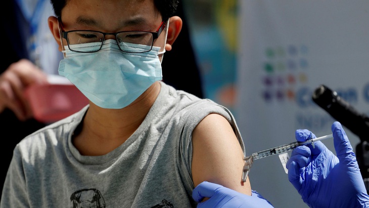 Singapore triển khai tiêm vaccine phòng COVID-19 cho trẻ 5-11 tuổi - Ảnh 2. Bộ Y tế Singapore đã phê duyệt vaccine Pfizer/BioNTech để tiêm phòng cho trẻ em từ 5-11 tuổi