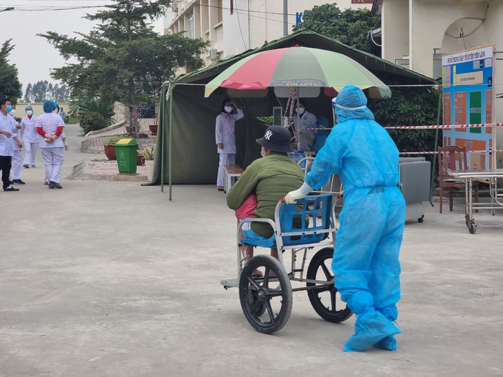 Hải Phòng không còn vùng đỏ, hơn trăm F0 qua khám sàng lọc, 3 ca tử vong do COVID-19 - Ảnh 1.