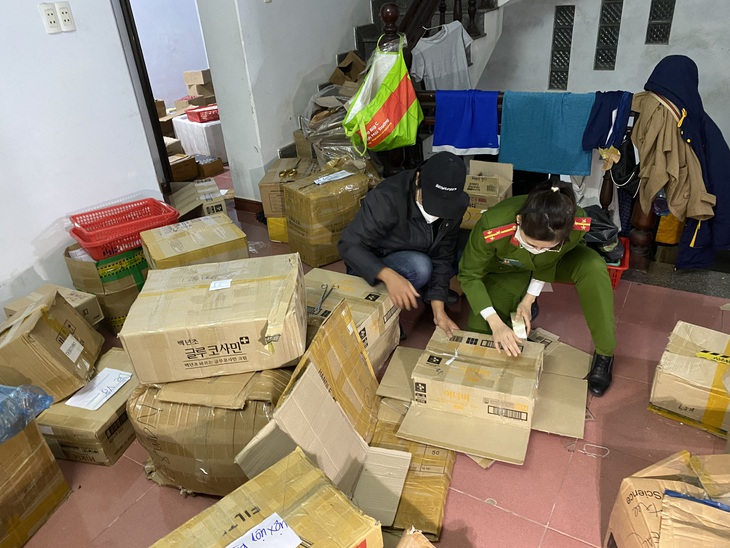 Huế: Phát hiện hàng trăm kiện hàng mỹ phẩm, thực phẩm chức năng lậu - Ảnh 2.
