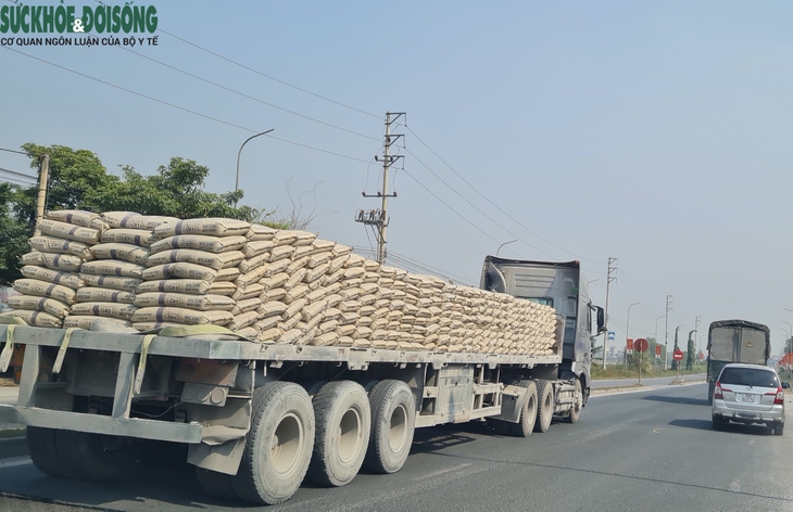 Giữa cao điểm bảo đảm an ninh trật tự, xe quá tải vẫn ‘lộng hành’ ở Hà Nam - Ảnh 5. Giữa cao điểm bảo đảm an ninh trật tự, xe quá tải vẫn ‘lộng hành’ ở Hà Nam - Ảnh 5.