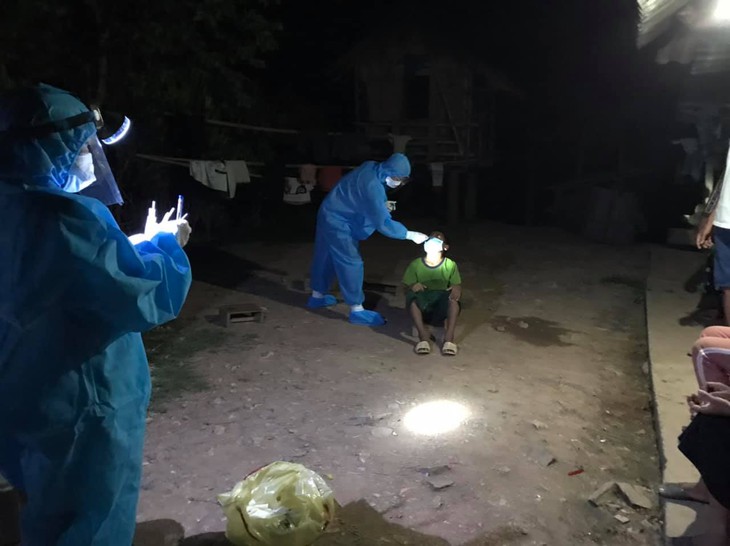 Trắng đêm trèo đèo, vượt suối chống dịch ở vùng cao Nghệ An - Ảnh 5. Trắng đêm trèo đèo, vượt suối chống dịch ở vùng cao Nghệ An - Ảnh 5.