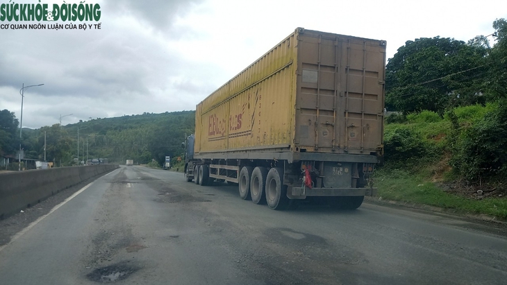 Quốc lộ 1A nối Bình Định-Phú Yên: “Ổ gà” như ma trận - Ảnh 4.
