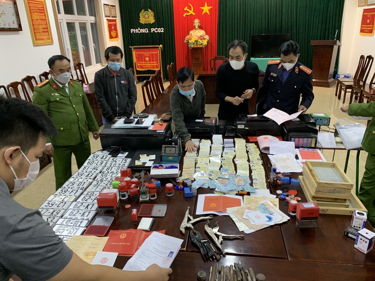 Thừa Thiên Huế: Triệt phá đường dây làm giả tài liệu, thu lợi bất chính hơn 30 tỉ đồng - Ảnh 3. Thừa Thiên Huế: Triệt phá đường dây làm giả tài liệu, thu lợi bất chính hơn 30 tỉ đồng - Ảnh 3.