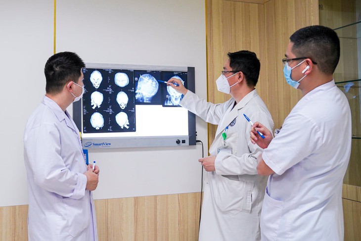 Bằng phương pháp mới, bác sĩtái tạo hình dạng hộp sọ cho bé gái 16 tháng mắc dị tật sọ mặt hiếm gặp - Ảnh 1.