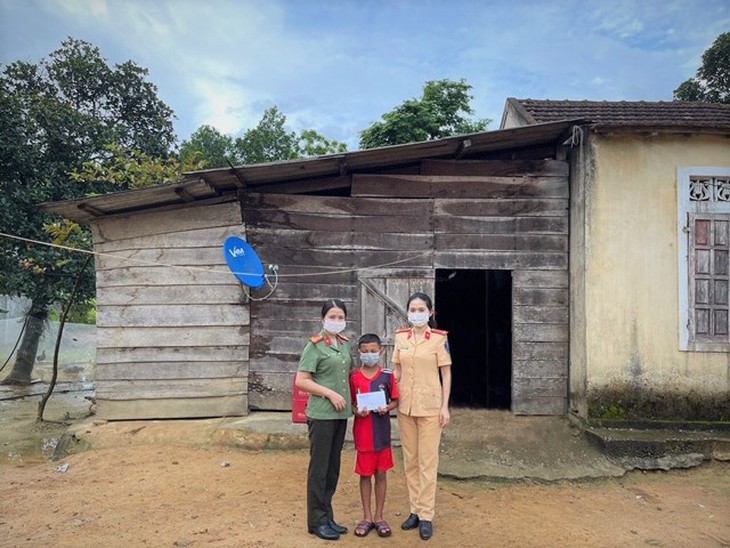 Học sinh nghèo, mồ côi tại Quảng Bình có những người mẹ, chị đỡ đầu là nữ chiến sĩ công an - Ảnh 4.