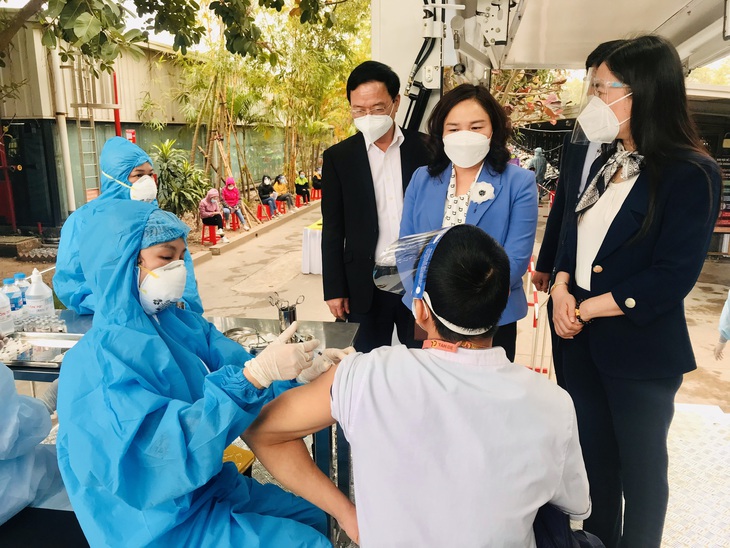 Chiều 17/12: Đã tiêm gần 137 triệu liều vaccine phòng COVID-19; Bác sĩ quân y lập nhóm hỗ trợ online chăm sóc, điều trị F0 tại nhà - Ảnh 1. Chiều 17/12: Đã tiêm gần 137 triệu liều vaccine phòng COVID-19; Bác sĩ quân y lập nhóm hỗ trợ online chăm sóc, điều trị F0 tại nhà - Ảnh 1.