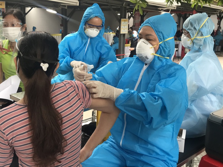 Bộ Y tế hướng dẫn mới nhất về tiêm vaccine phòng COVID-19 liều bổ sung và nhắc lại - Ảnh 1. Bộ Y tế hướng dẫn mới nhất về tiêm vaccine phòng COVID-19 liều bổ sung và nhắc lại - Ảnh 1.