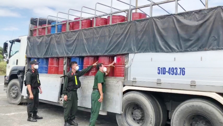 Liên tiếp bắt 4 xe tải chở số lượng lớn hàng hóa không rõ nguồn gốc - Ảnh 1. Liên tiếp bắt 4 xe tải chở số lượng lớn hàng hóa không rõ nguồn gốc - Ảnh 1.
