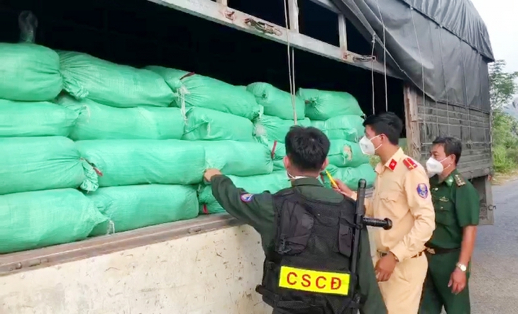 Liên tiếp bắt 4 xe tải chở số lượng lớn hàng hóa không rõ nguồn gốc - Ảnh 3. Liên tiếp bắt 4 xe tải chở số lượng lớn hàng hóa không rõ nguồn gốc - Ảnh 3.